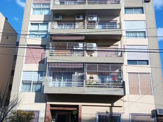 Foto 2 de 2 ambientes a  2 cuadras pza. ARENALES . LATERAL CON VISTA ABIERTA con Balcón . Expensas incluyen Aysa
