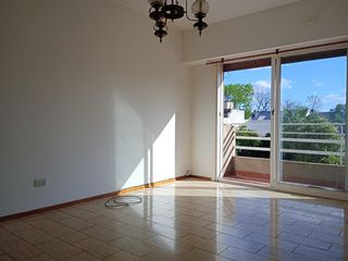 Foto 6 de 2 ambientes a  2 cuadras pza. ARENALES . LATERAL CON VISTA ABIERTA con Balcón . Expensas incluyen Aysa