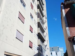 Foto 4 de 2 ambientes a  2 cuadras pza. ARENALES . LATERAL CON VISTA ABIERTA con Balcón . Expensas incluyen Aysa