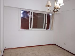 Foto 9 de 2 ambientes a  2 cuadras pza. ARENALES . LATERAL CON VISTA ABIERTA con Balcón . Expensas incluyen Aysa