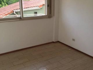 Foto 8 de 2 ambientes a  2 cuadras pza. ARENALES . LATERAL CON VISTA ABIERTA con Balcón . Expensas incluyen Aysa