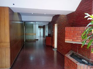 Foto 5 de 2 ambientes a  2 cuadras pza. ARENALES . LATERAL CON VISTA ABIERTA con Balcón . Expensas incluyen Aysa