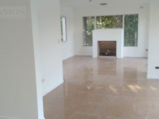 Foto 4 de OPORTUNIDAD. 3 DORMITORIOS. PILETA. BARRIO ESCRITURABLE.