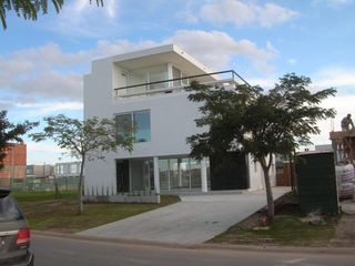 Foto 4 de Venta Casa a Estrenar 6 Ambientes Los Lagos Nordelta Tigre