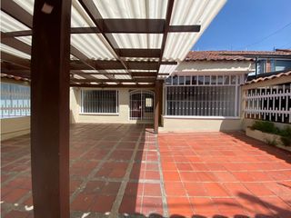 Foto 2 de CASA VTA LA ALHAMBRA
