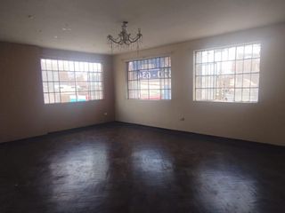 Foto 2 de Amplia Casa de 2 pisos en Cercado de Lima