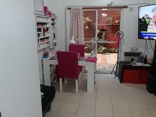 Foto 2 de SE VENDE DPTO 2 AMB. EN PB   CON PATIO  APTO PROFESIONAL