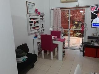 Foto 1 de SE VENDE DPTO 2 AMB. EN PB   CON PATIO  APTO PROFESIONAL