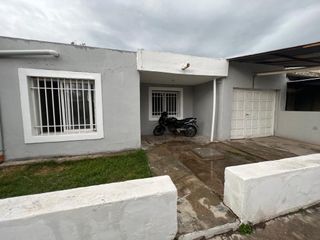 Foto 1 de AMPLIA CASA EN VENTA EN BARRIO ITUZAINGO ANEXO A METROS DE AV VUSETICH