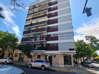 Foto 1 de Departamento en  venta de 3 ambientes, al frente con balcón