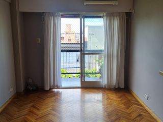 Foto 7 de Departamento en  venta de 3 ambientes, al frente con balcón