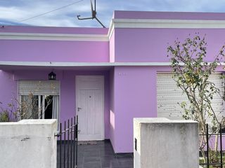 Foto 1 de Casa en venta, 2 dormi, quincho, cochera, patio y parque, Los Hornos, La Plata. 152bis 63 y 64