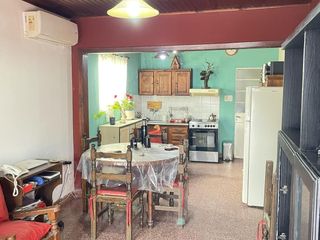 Foto 3 de Casa en venta, 2 dormi, quincho, cochera, patio y parque, Los Hornos, La Plata. 152bis 63 y 64