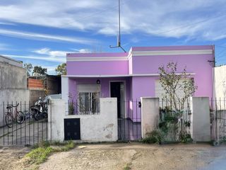 Foto 2 de Casa en venta, 2 dormi, quincho, cochera, patio y parque, Los Hornos, La Plata. 152bis 63 y 64