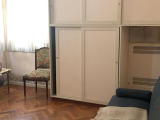 Foto 1 de Departamento en  venta al frente con balcon - Centro