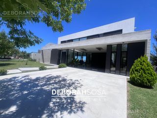 Foto 1 de Casa en Venta 5 Ambientes Al Lago Barrio El Cantón  Belén de Escobar  Zona Norte