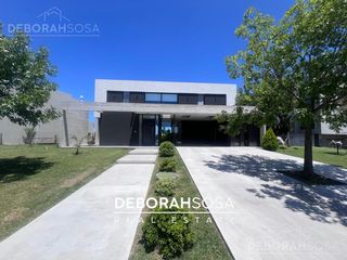 Foto 3 de Casa en Venta 5 Ambientes Al Lago Barrio El Cantón  Belén de Escobar  Zona Norte