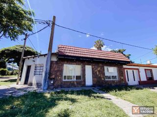 Foto 1 de Casa en venta - 2 Dormitorios 2 Baños - 230Mts2 - Villa Elvira, La Plata