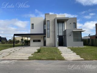 Foto 2 de Casa en venta en Lagos de Canning