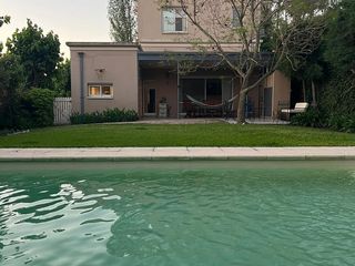 Foto 1 de Muy buena casa en venta de 5 dormitorios en Villa Olivos, jardin y pileta