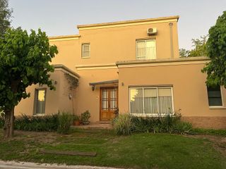 Foto 2 de Muy buena casa en venta de 5 dormitorios en Villa Olivos, jardin y pileta