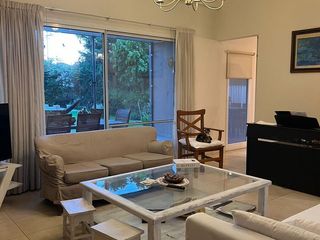 Foto 3 de Muy buena casa en venta de 5 dormitorios en Villa Olivos, jardin y pileta