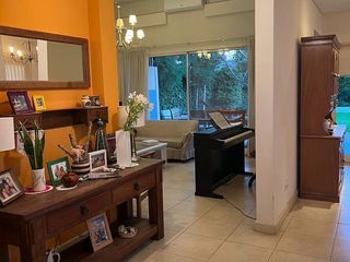 Foto 4 de Muy buena casa en venta de 5 dormitorios en Villa Olivos, jardin y pileta