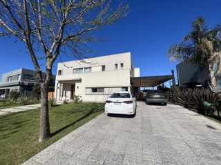 Foto 3 de Casa a la laguna en El Canton Islas