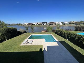 Foto 1 de Casa a la laguna en El Canton Islas