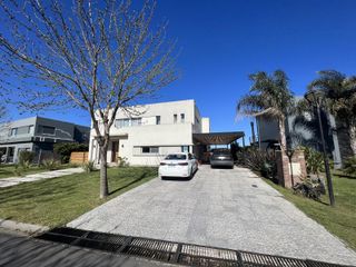 Foto 2 de Casa a la laguna en El Canton Islas