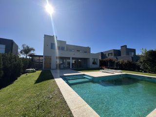 Foto 7 de Casa a la laguna en El Canton Islas