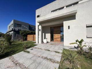 Foto 5 de Casa a la laguna en El Canton Islas