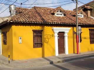 Foto 1 de Vendo casa esquinera y rentable en el centro de Madrid Cundinamarca
