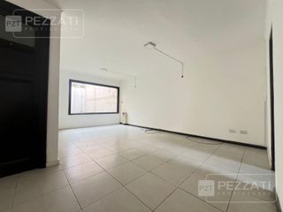 Foto 2 de Oficina en  alquiler. Zona Güemes. Jardin, 2 privados. recepciòn. Baño