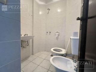Foto 11 de Oficina en  alquiler. Zona Güemes. Jardin, 2 privados. recepciòn. Baño