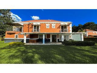 Foto 9 de ESPECTACULAR CASA UBICADA EN LA MEJOR ZONA DEL POBLADO (LA CALERA)
