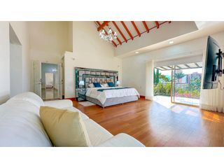 Foto 13 de ESPECTACULAR CASA UBICADA EN LA MEJOR ZONA DEL POBLADO (LA CALERA)