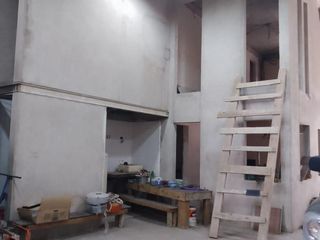 Foto 2 de EXCELENTE OPORTUNIDAD A ESTRENAR - GALPON 430m2 - CON 6 DEPARTAMENTOS 2 Amb  - SAN JUSTO