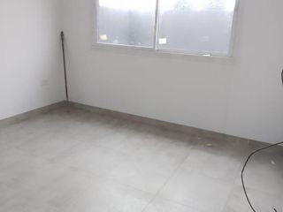 Foto 12 de EXCELENTE OPORTUNIDAD A ESTRENAR - GALPON 430m2 - CON 6 DEPARTAMENTOS 2 Amb  - SAN JUSTO