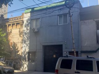 Foto 1 de Deposito con vivienda de 4 ambientes / Terreno en venta , en Flores
