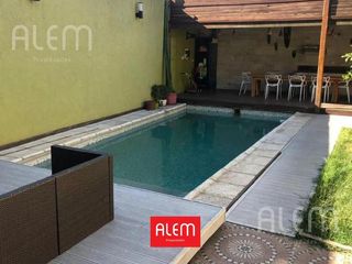 Foto 1 de Casa en  venta en  Banfield | Lomas de Zamora | 5 dormitorios