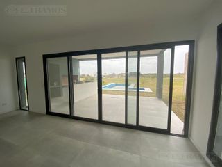 Foto 14 de Hermosa casa en Venta en 1 Planta con Piscina Excelentes terminaciones PG