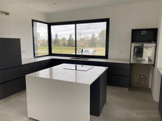Foto 2 de Hermosa casa en Venta en 1 Planta con Piscina Excelentes terminaciones PG