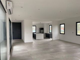Foto 1 de Hermosa casa en Venta en 1 Planta con Piscina Excelentes terminaciones PG