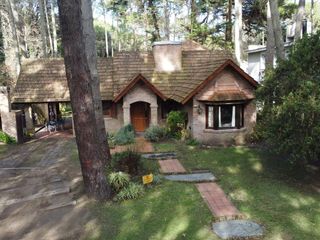 Foto 4 de Hermoso chalet de 4 dormitorios en medio del bosque de Carilo