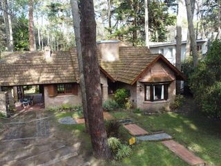 Foto 3 de Hermoso chalet de 4 dormitorios en medio del bosque de Carilo