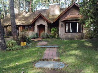 Foto 1 de Hermoso chalet de 4 dormitorios en medio del bosque de Carilo