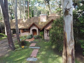 Foto 2 de Hermoso chalet de 4 dormitorios en medio del bosque de Carilo