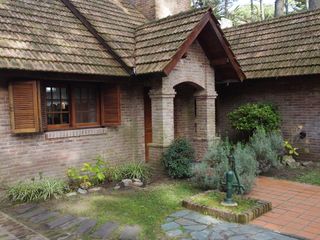 Foto 5 de Hermoso chalet de 4 dormitorios en medio del bosque de Carilo