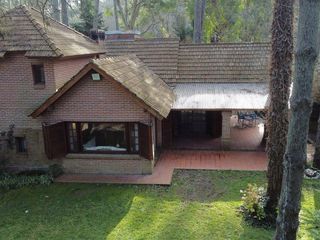 Foto 6 de Hermoso chalet de 4 dormitorios en medio del bosque de Carilo